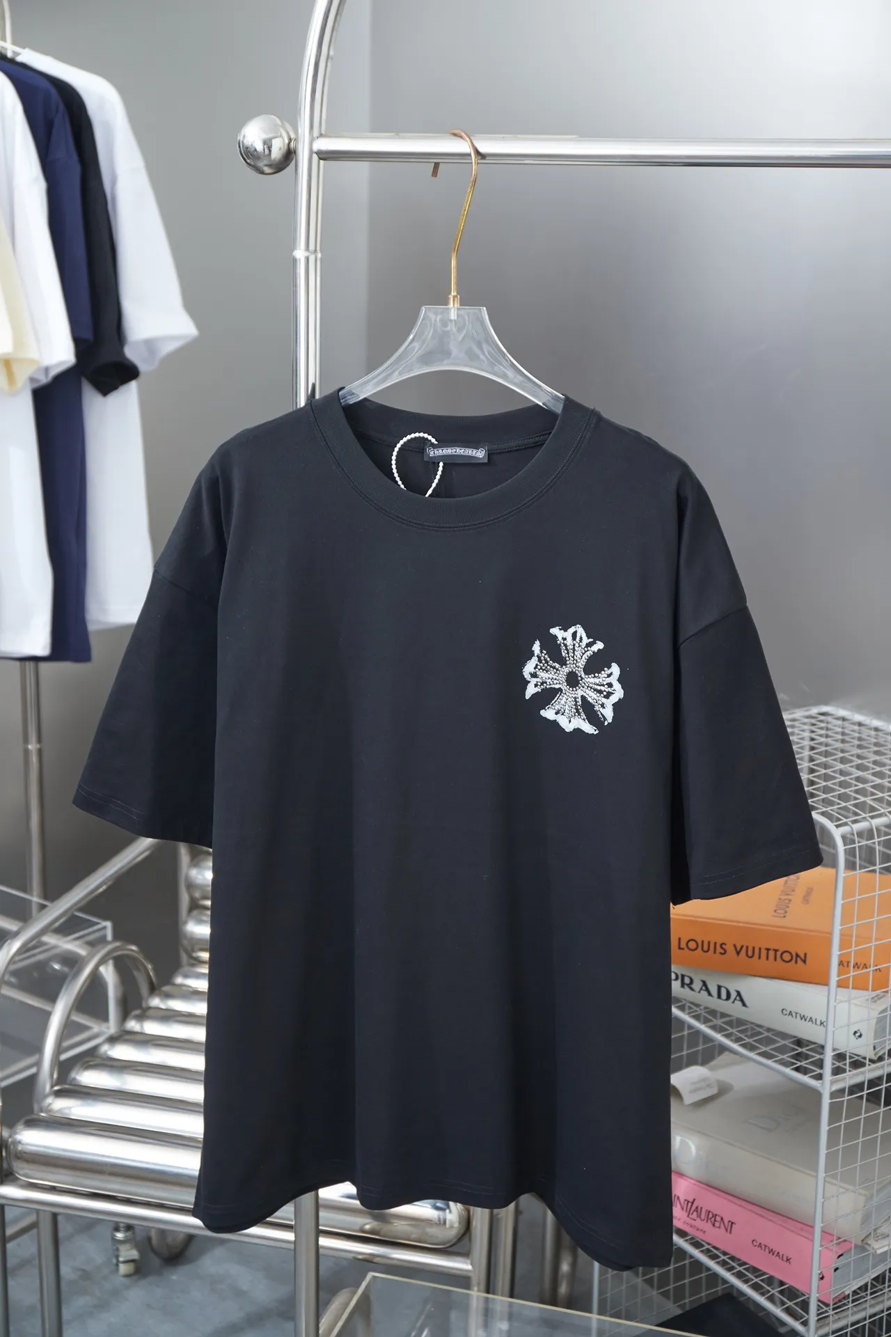 🅿️200 Chrome Hearte 25SS early spring new model, printed hot diamond short sleeves, light luxury, a must-have item for daily commuting for men and women, correct version, welcome to compare, detailed features · 280 grams of 100% pure cotton double yarn jersey fabric · Special thickened 32 pieces of double-strand 1X1 thread in the same vat · Environmentally friendly screen hand printing ➕ Imported Australian matte pearl diamond ➕ Three-dimensional wow glue high temperature hot pressing · Double-needle sewing and cross-seam technology · Original main mark, washed tag, branded moisture-proof paper packaging Color: black/white/grey Size: S/M/L/XL